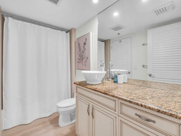 Beachfront Longboat Key Vacation Condo with Tennis Courts